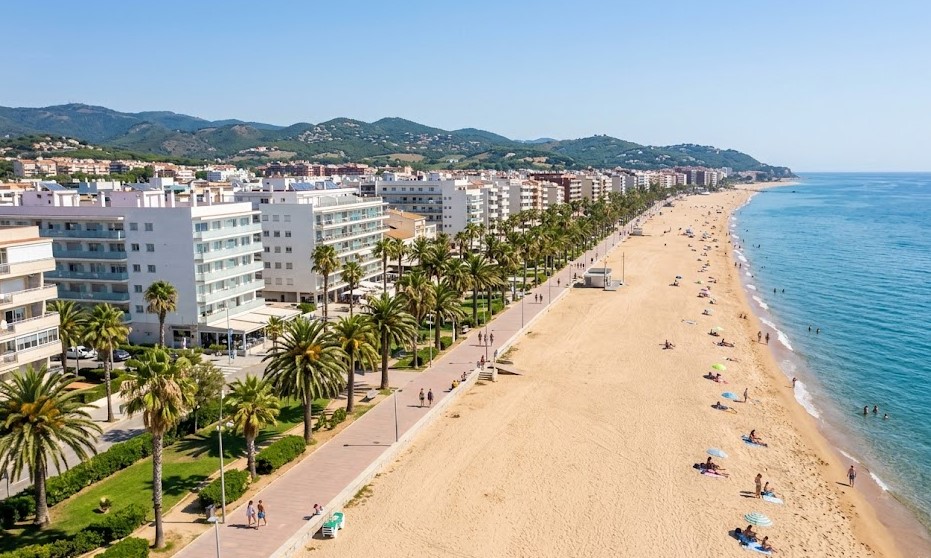 Paisaje de la costa y playa de Pineda de Mar